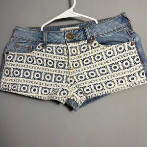 Trendy short shorts with crochet/lace front panel